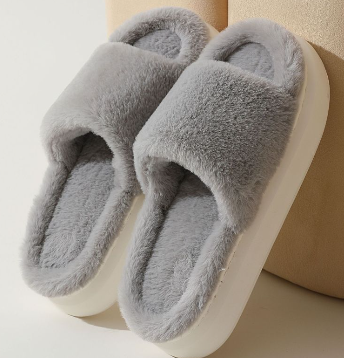 AeroPlush Fluffy Slippers in Grey, UK 3-4 (EU 36-37)
